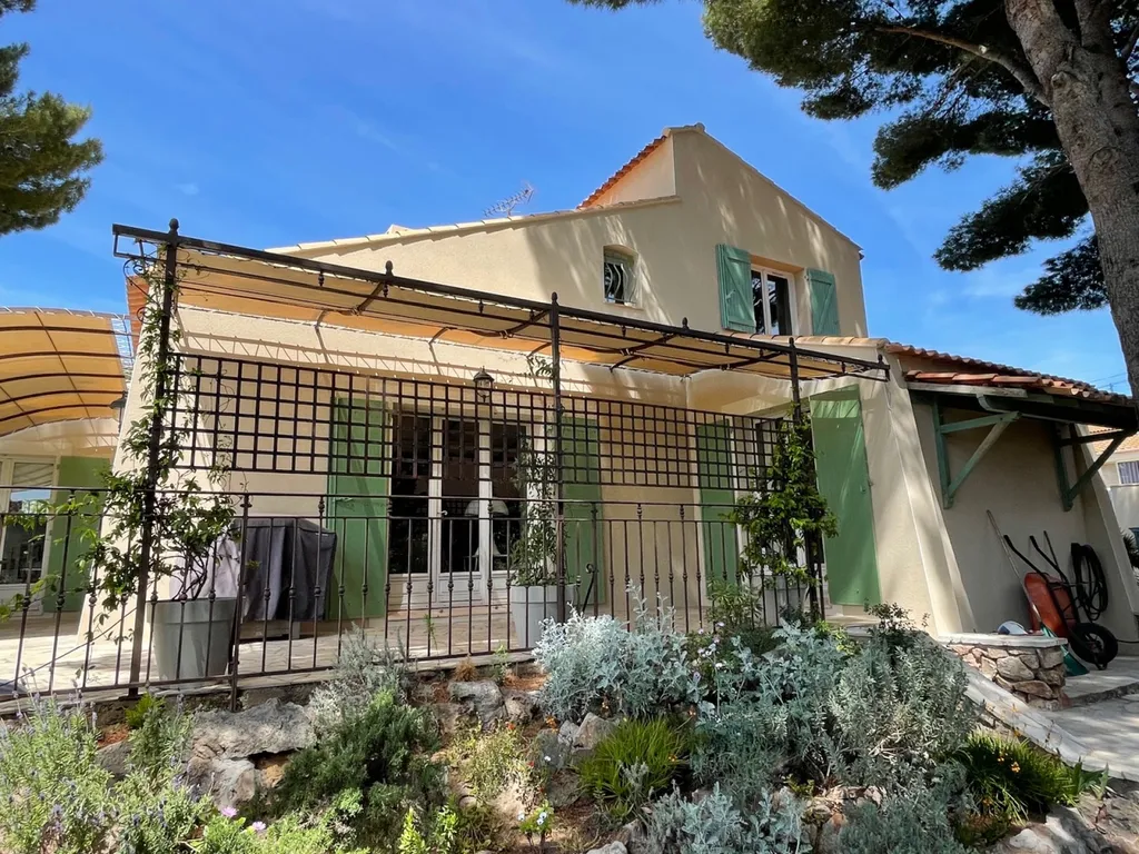 Rénovation d’une façade en finition gratté fin sur Balaruc proche de Sète.