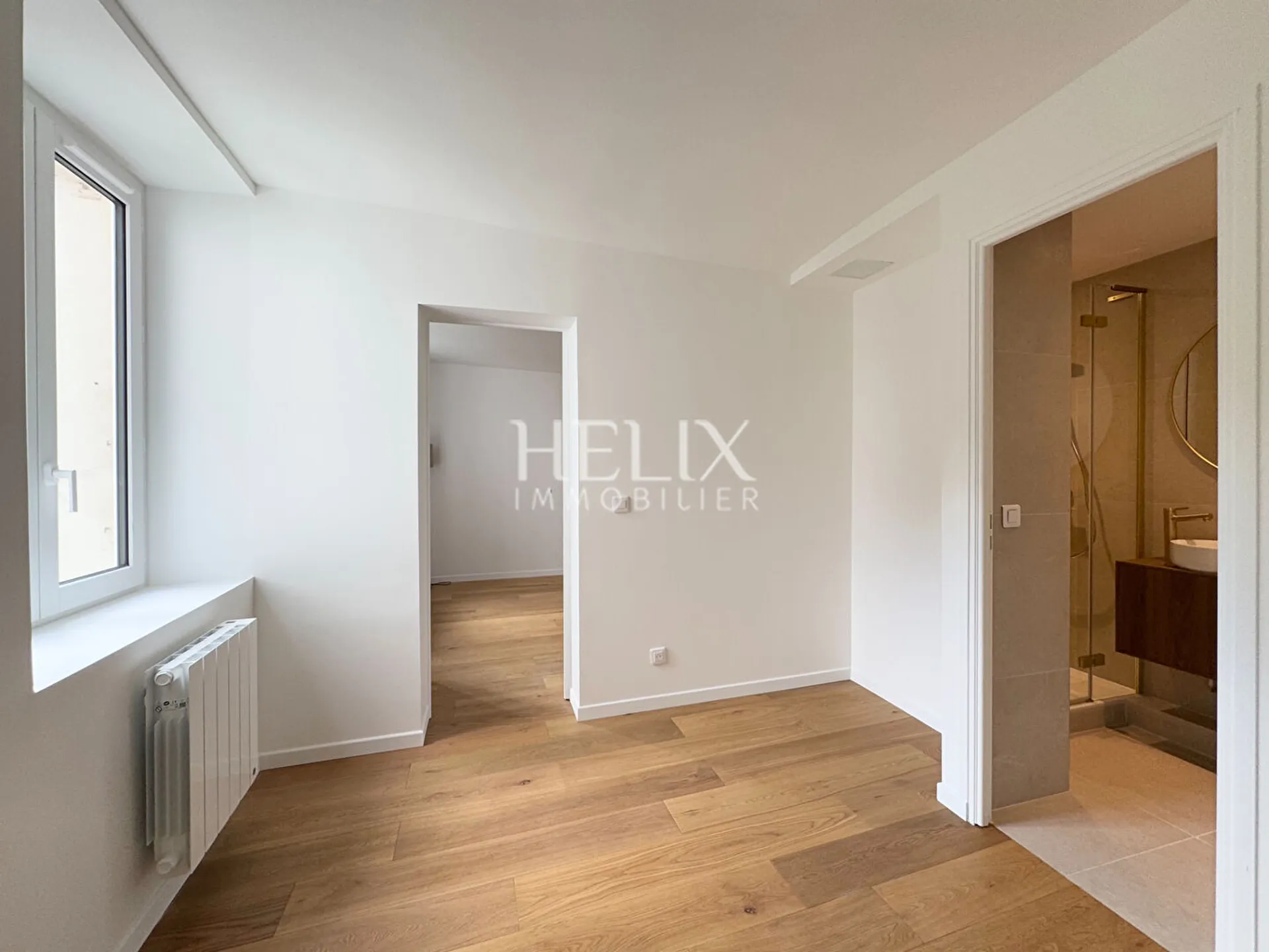 A vendre Exceptionnel à Saint Germain en Laye, magnifique appartement  avec terrasse situé au 1er étage d'un immeuble ancien, à 5 mn à pied du RER A. Très belles prestations.