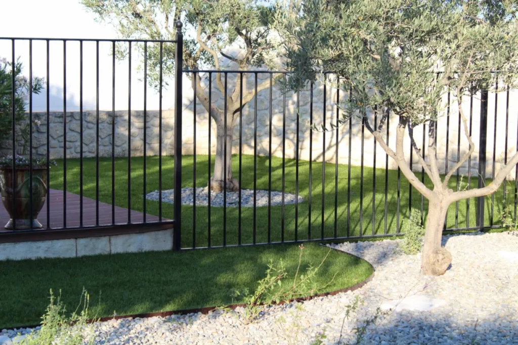 Pose d'un gazon artificiel sur sable proche de Vitrolles
