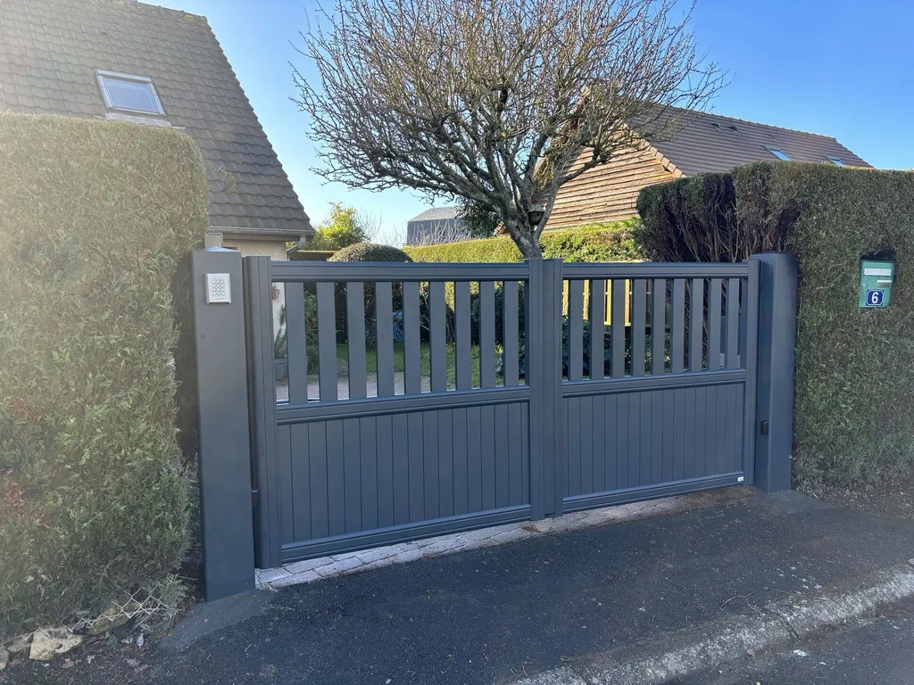 Installation de Portail Alu Battant Motorisé, Modèle Moderne, Sur-Mesure à Deauville dans le Calvados 14 et Trouville-sur-Mer