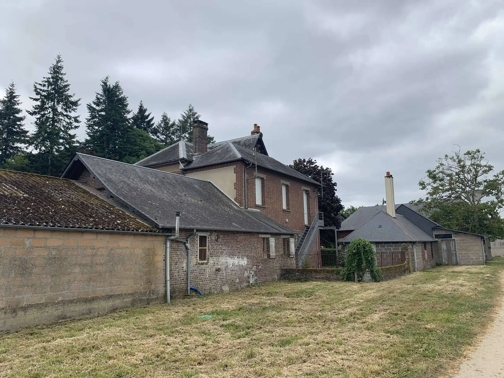 Entre VIMOUTIERS (61120) et ORBEC (14290), A VENDRE HARAS avec 39 ha