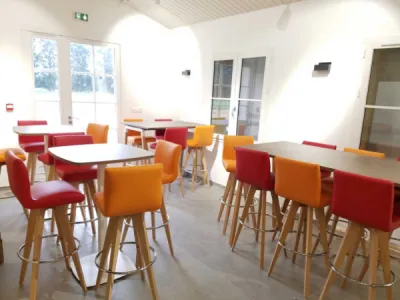 Réhabilitation de 200 m² de bureaux à Cheval-Blanc avec table de réunion 20 places, cafétéria colorée et design bois/blanc chaleureux