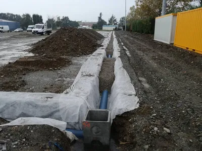 Drainage et collecteur périphérique routier pour terrain synthétique