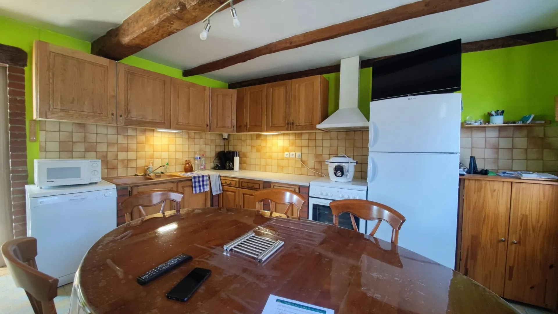 Longère de 135 m² habitables, bâtie sur un terrain de 2688 m² paysagé et clos.