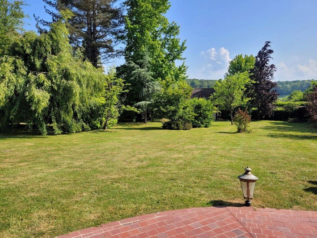 L'agence Terres et Demeure de Normandie vous propose à la vente, cette propriété Normande datant de la fin du 18 ème/début 19ème siècle avec piscine située à 10 minutes de Cormeilles dans l'Eure 27, 20 minutes de Pont-l’Évêque 14130 et 35 minutes de