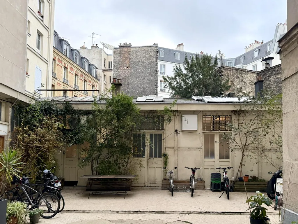 A vendre PARIS 10ème (75010) – ATELIER / LOFT DE CARACTÈRE – ENVIRON 200 M² – COUR PAVÉE AU CALME ABSOLU