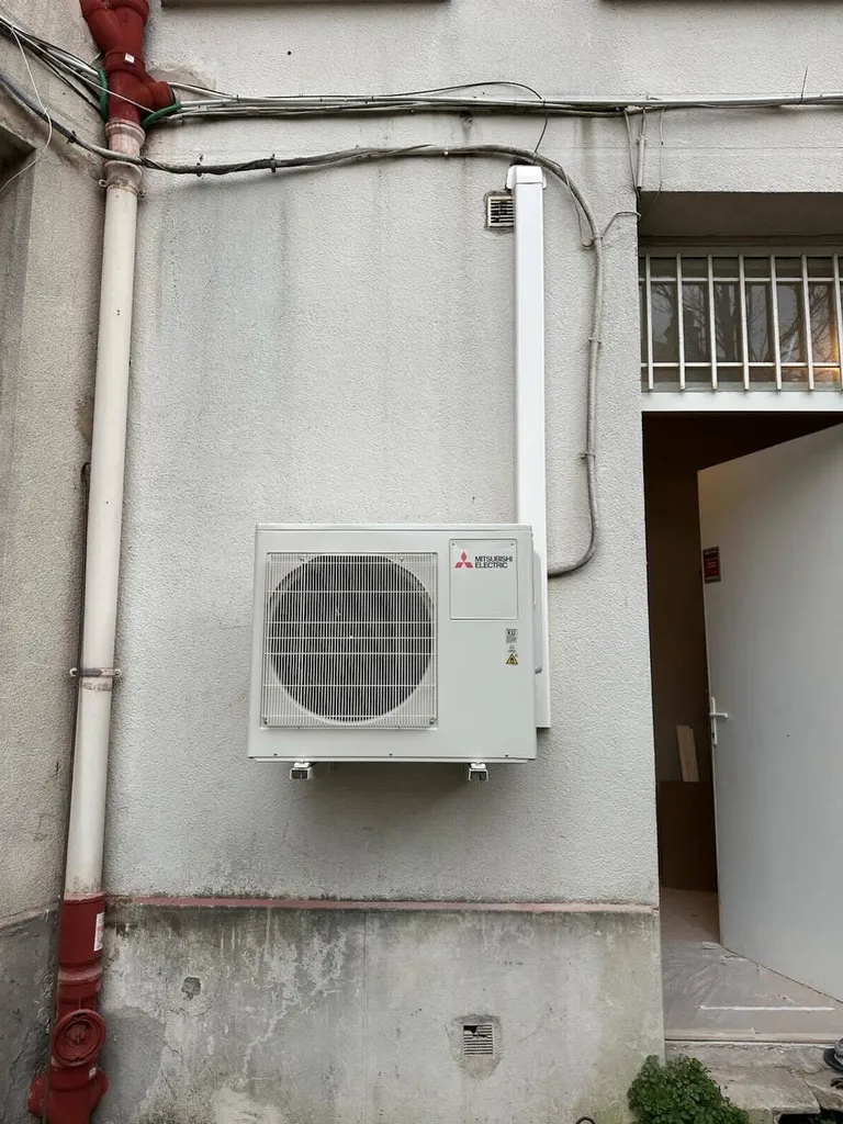Installation d’une climatisation réversible Split Daikin dans un bureau à Gagny 