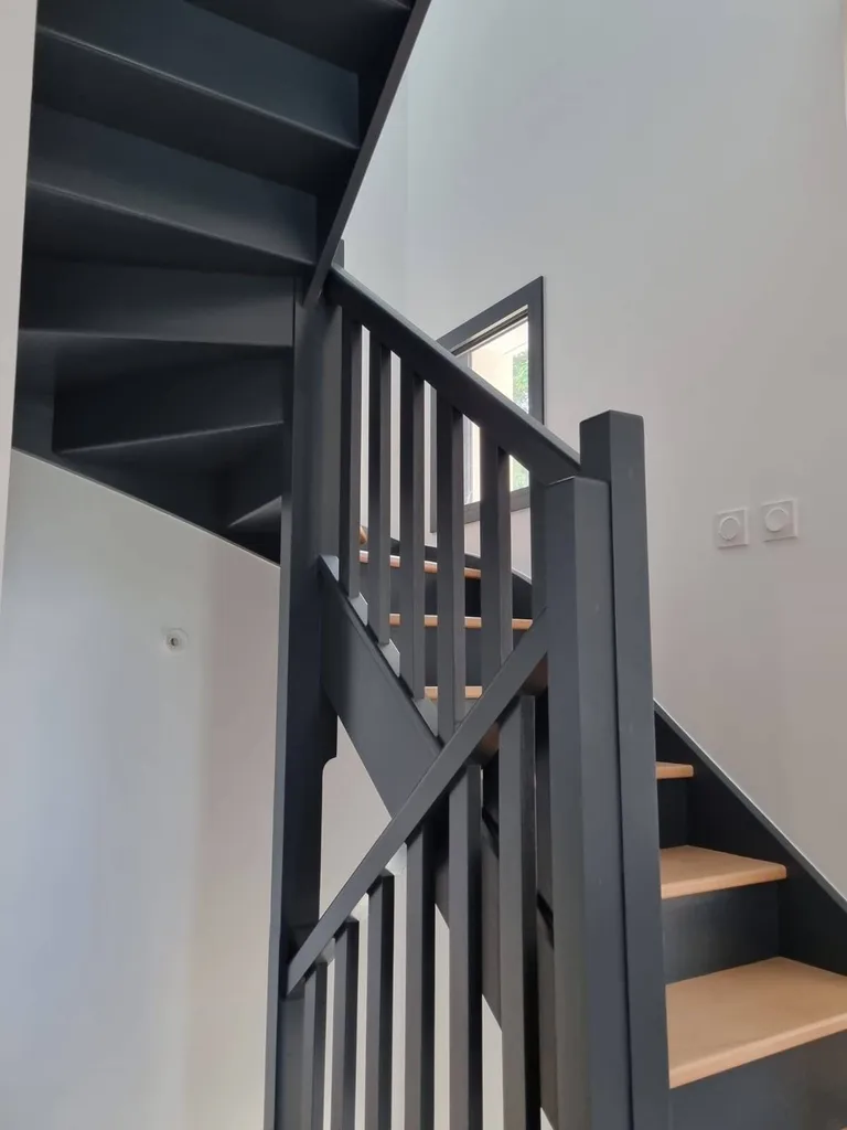 Peintre spécialiste pour peinture escalier bicolore neuf ou à rénover à Coignières proche Les Essarts Le Roi