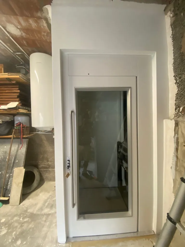 Accès garage avec contrôle d'accès pour cet ascenseur de maison NAMILIFT PL501 à Marseille 