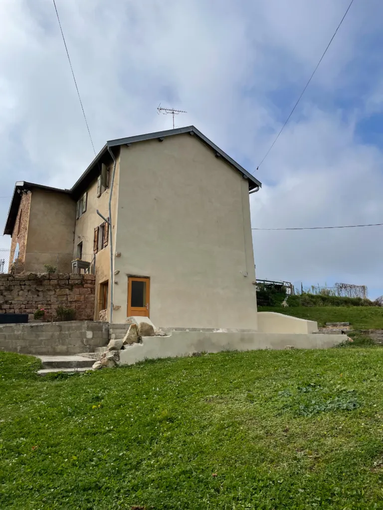 Résultat après rénovation de façade fissurée avec finitions soignées sur maison ancienne dans le Beaujolais