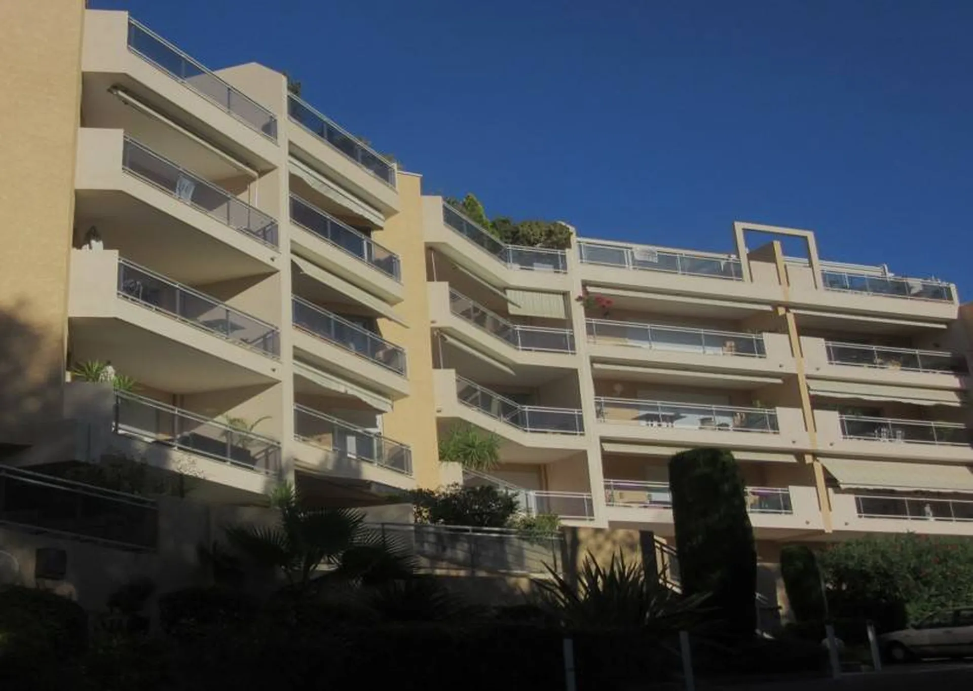 A vendre appartement centre ville Carnoux en Provence  résidence les Florentines, avec belle terrasse et cave