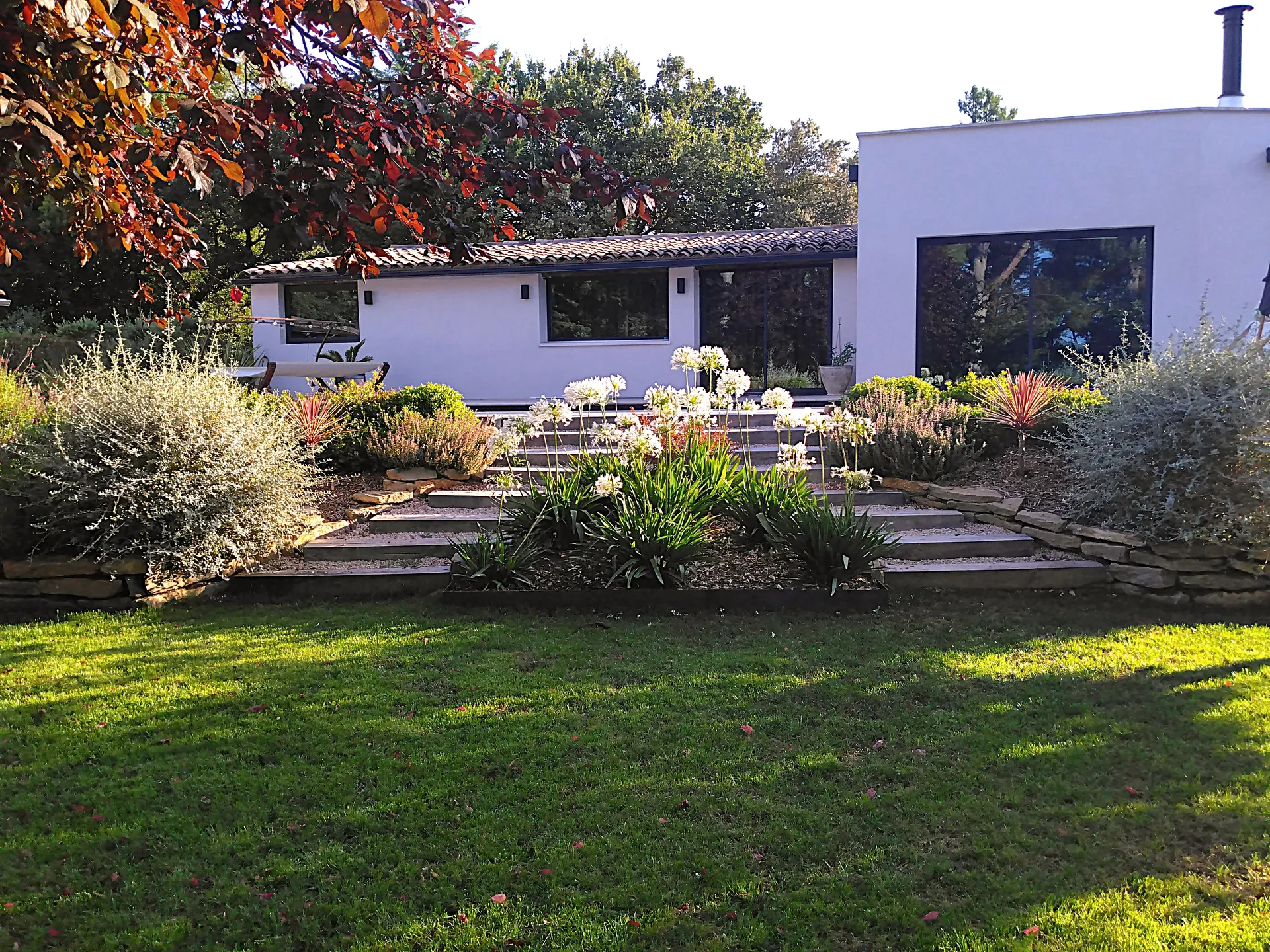 Paysagiste pour aménagement paysager pour une villa contemporaine avec piscine à Saint Cannat