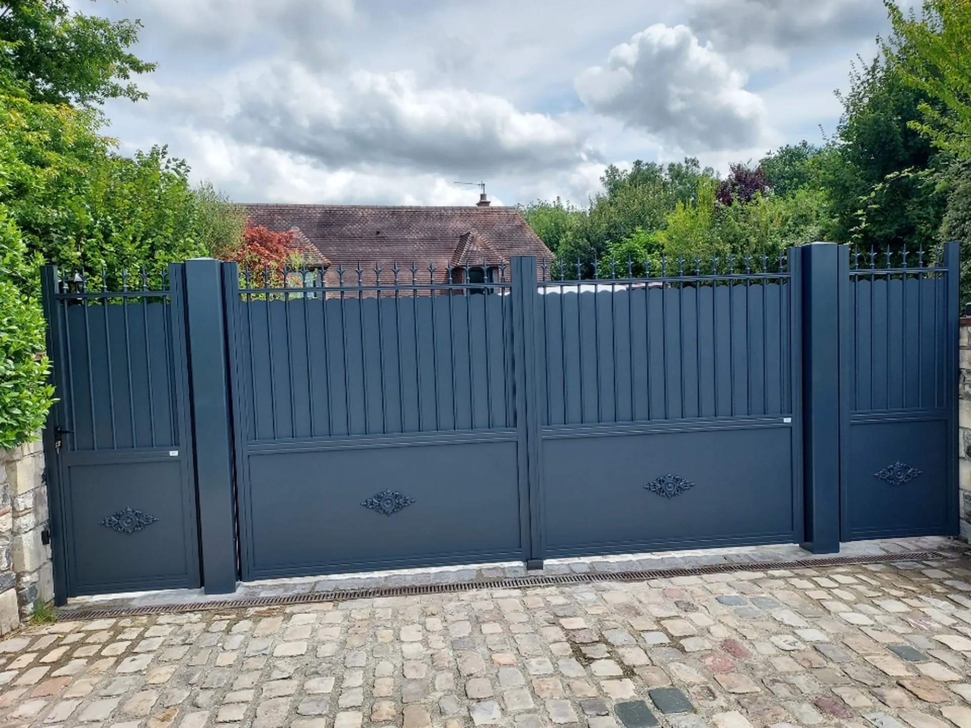 Création de portail Aluminium rétro authentique type fer forgé à Pont l'Eveque 14