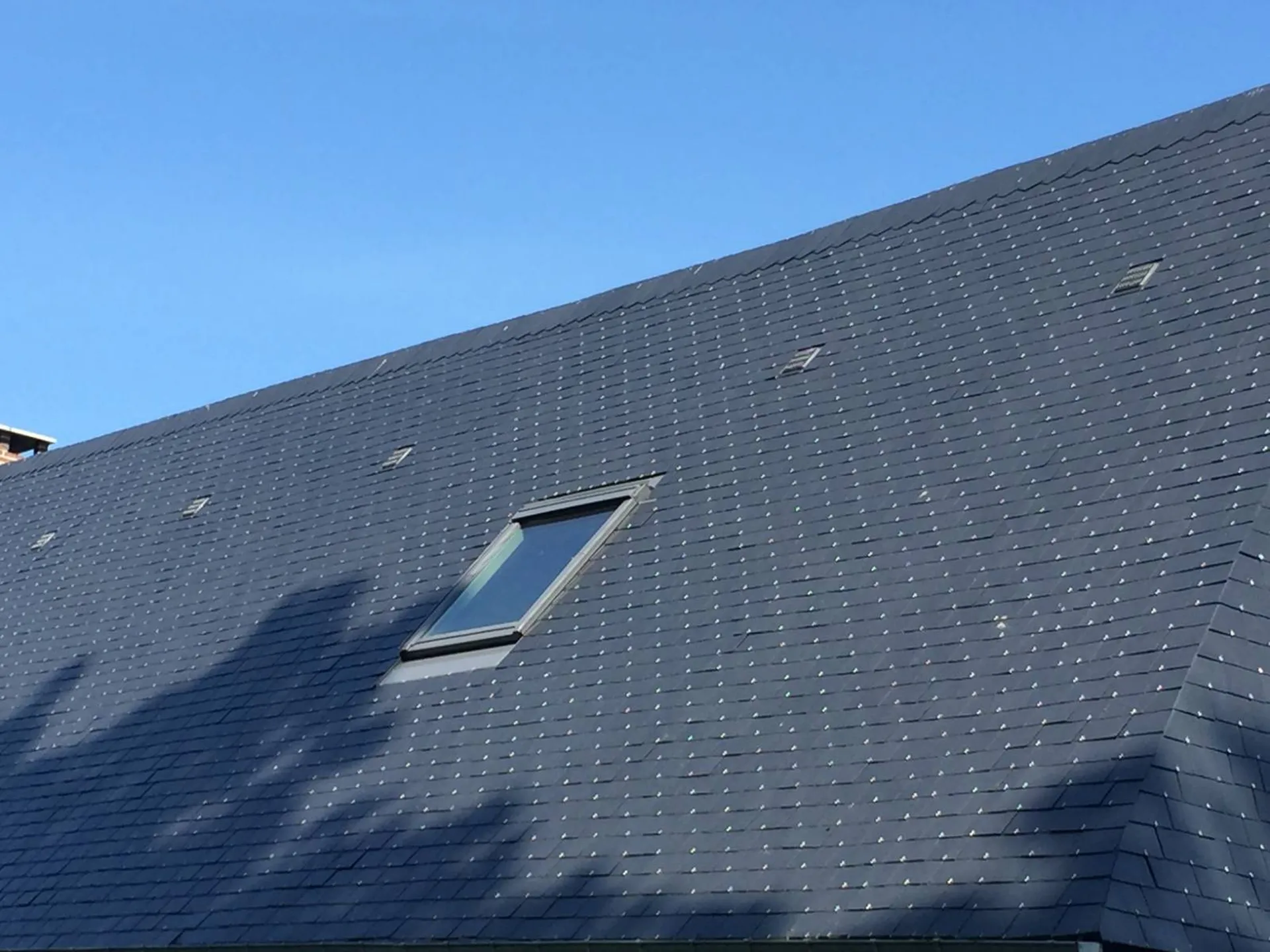 Démoussage sur une toiture en tuile secteur de Fécamp proche d'Etretat