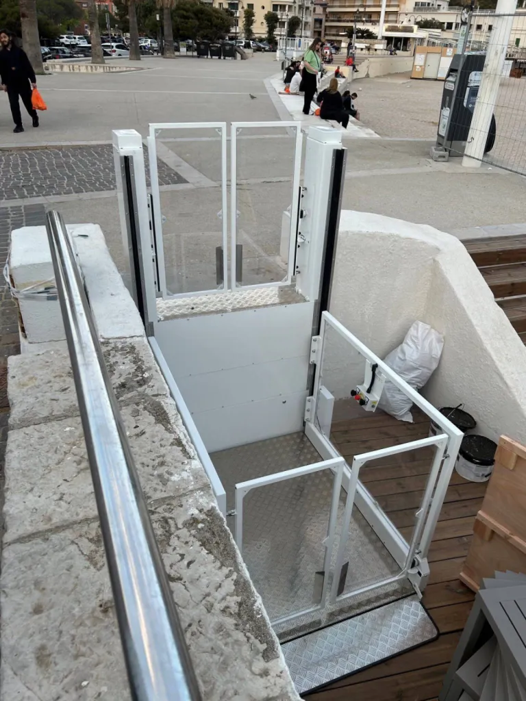 La plateforme verticale Strategos une fois installée sur le port de Cassis