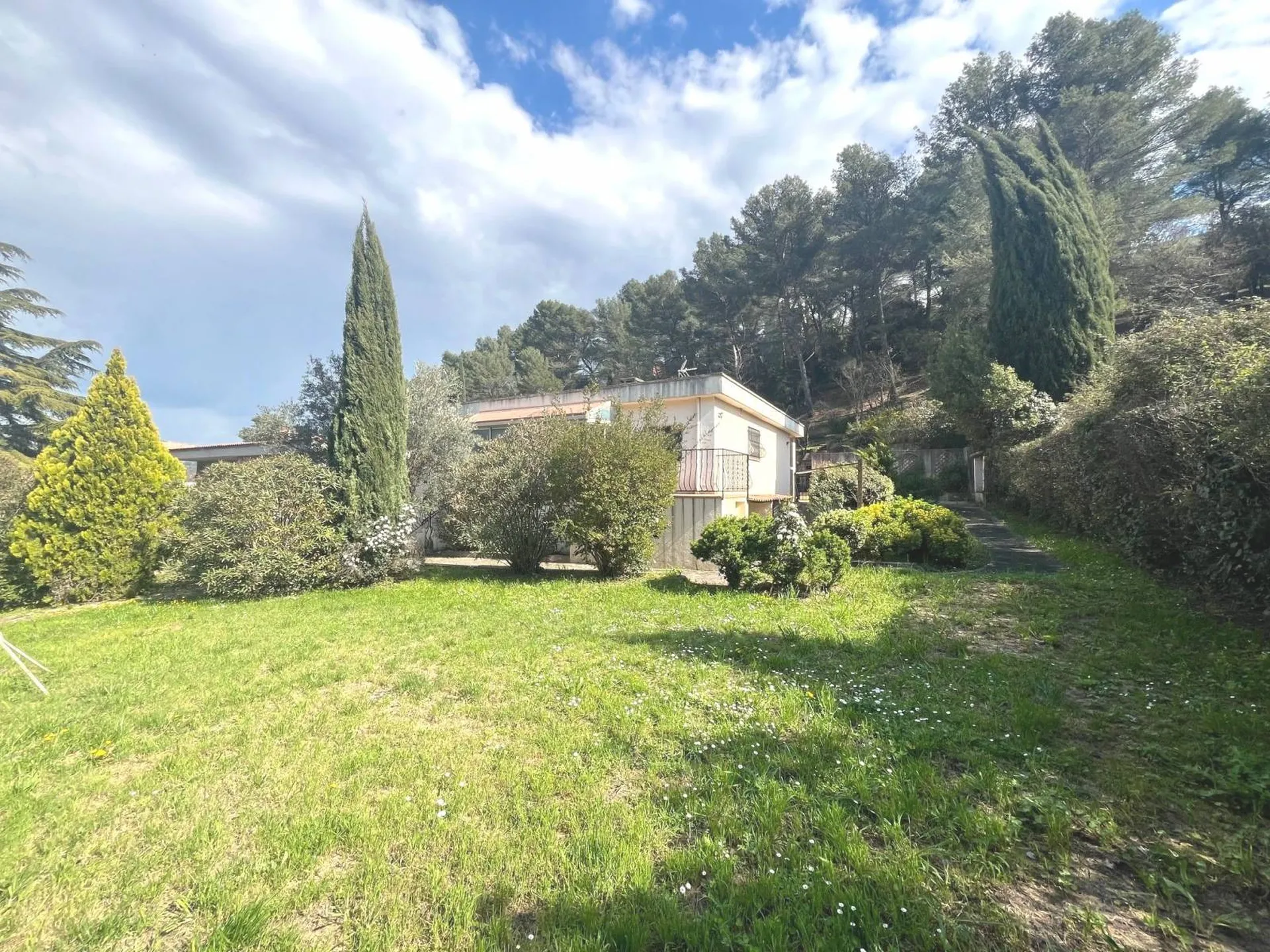 Maison à vendre de plain pied Carnoux en Provence T3 sur terrain de 1115m², avec garage possible extension