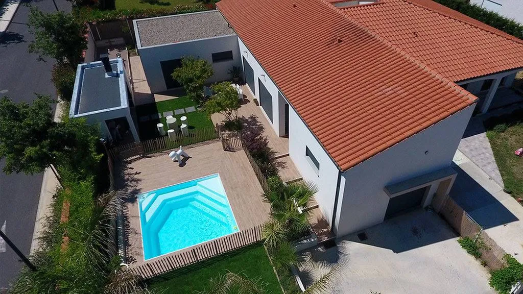 vue en drone d'une piscine coque