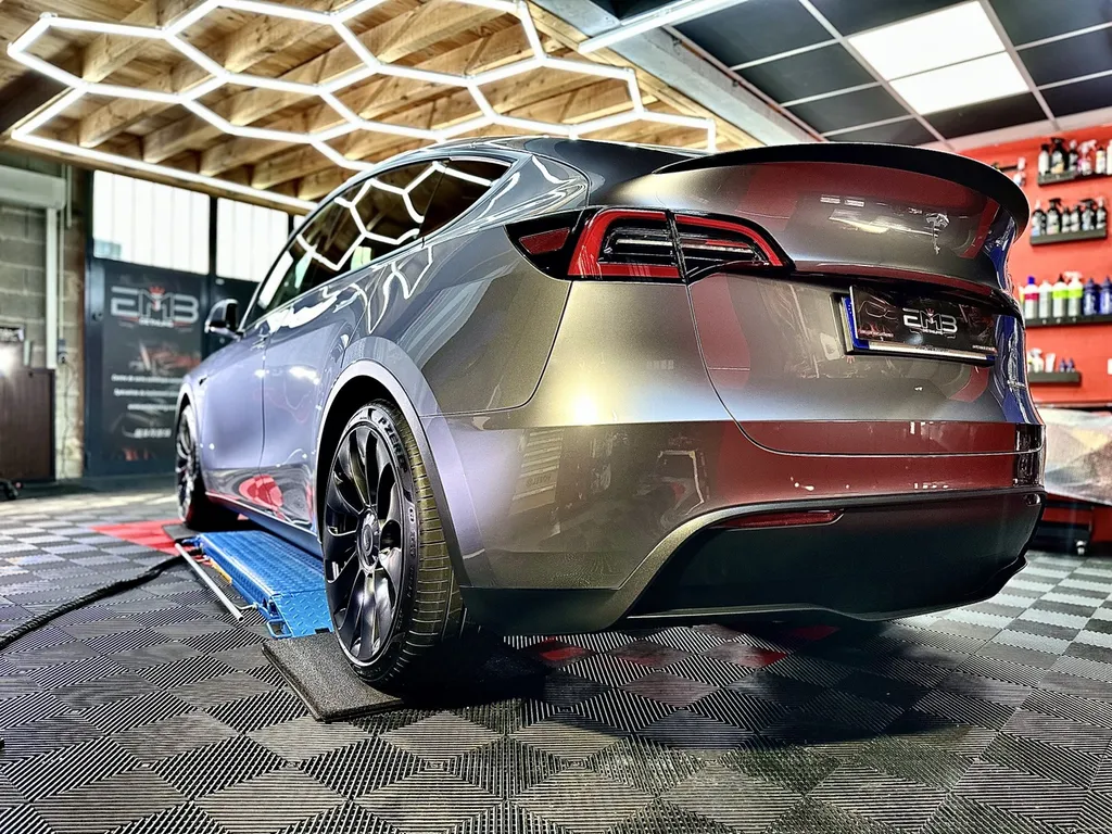 traitement céramique Lyon film de protection carrosserie PPF film plastique carrosserie Tesla model Y Lyon 