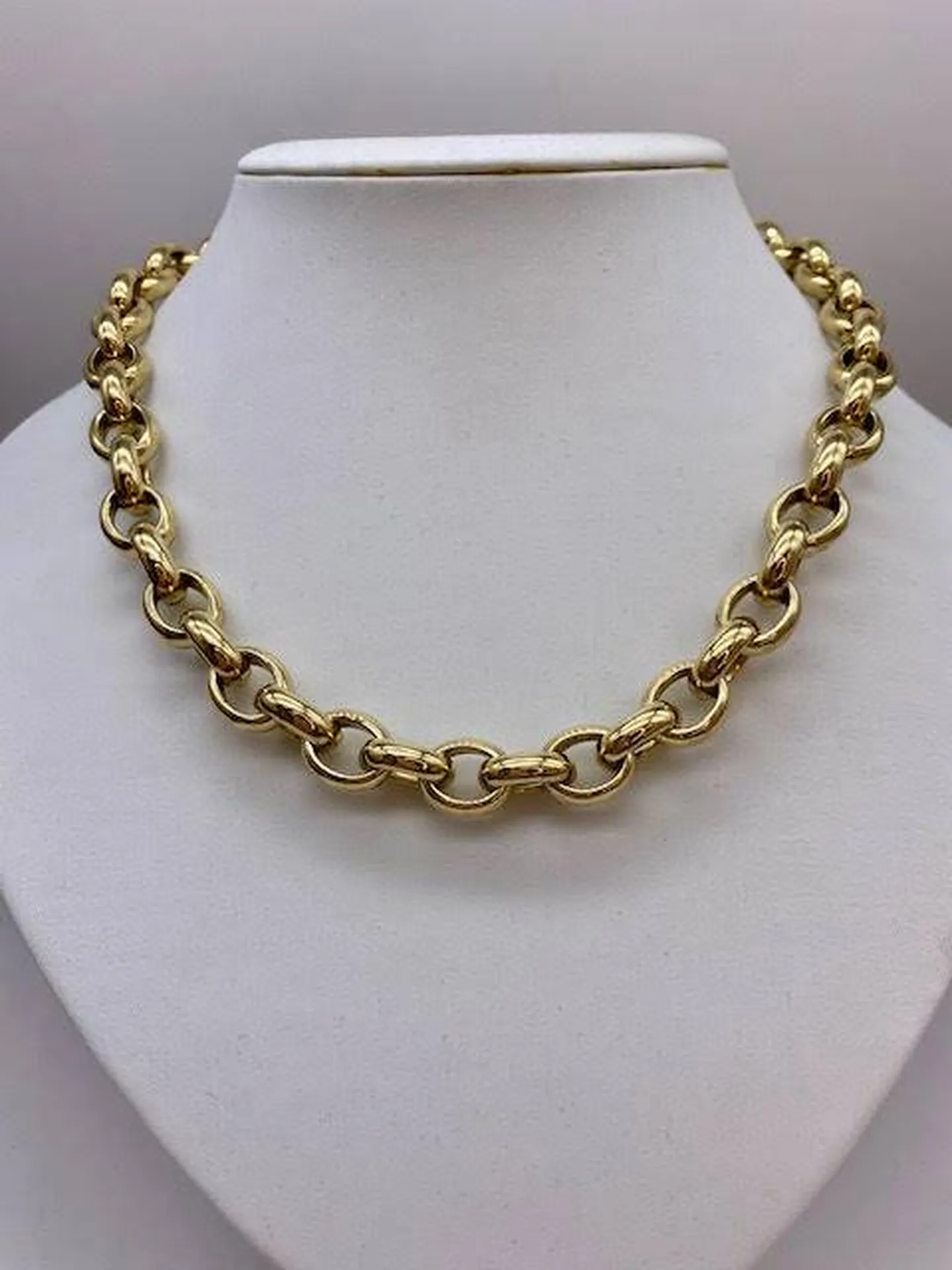 Raffinement Intemporel : Le Collier Jaseron Ovale à l'Épreuve du Temps chez Or Ligne à La Teste  en Gironde