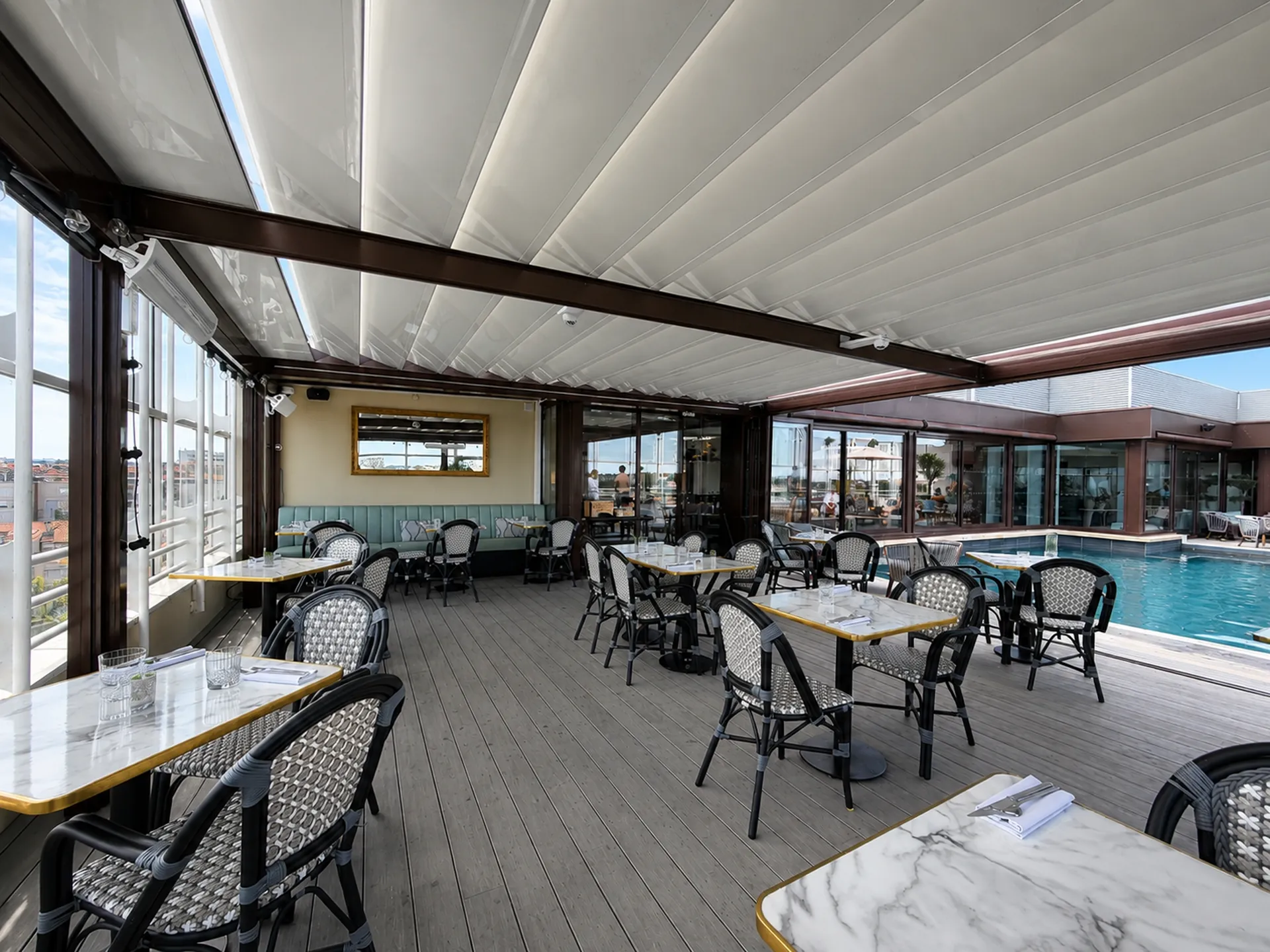 Terrasse hôtel avec pergola rétractable à Montpellier