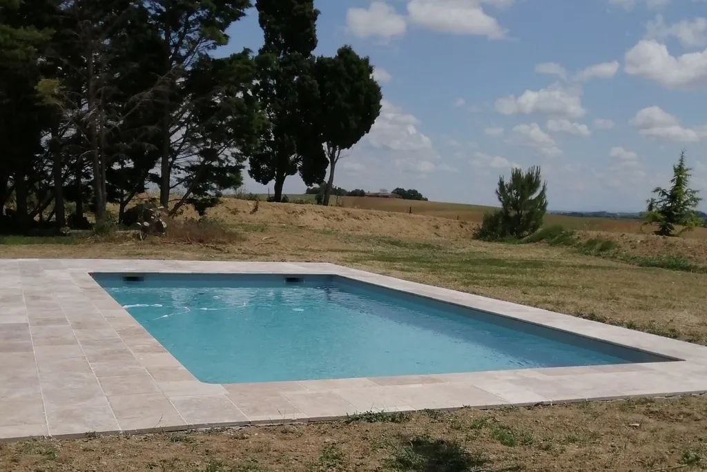 Réalisation d'une plage de piscine en travertin à Ramonville-Saint-Agne