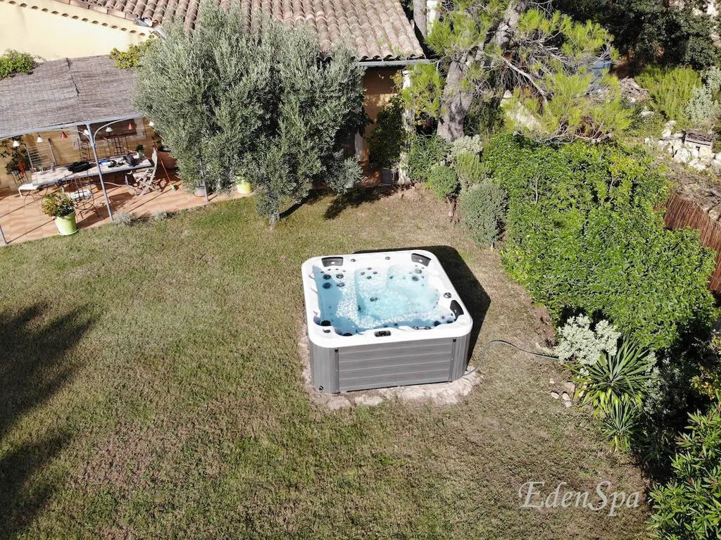 jacuzzi sur gazon exterieur aix en provence