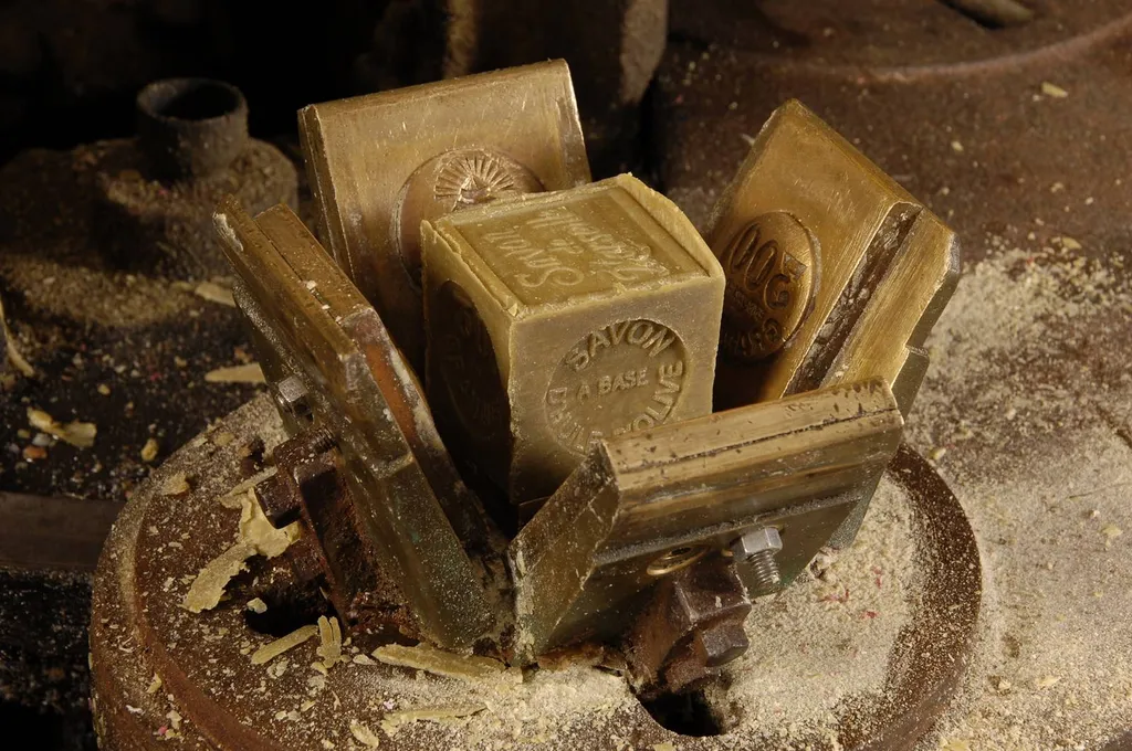 savon de Marseille fabriqué dans la tradition dans une savonnerie historique de Marseille