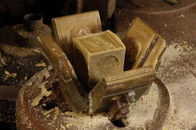 savon de Marseille fabriqué dans la tradition dans une savonnerie historique de Marseille