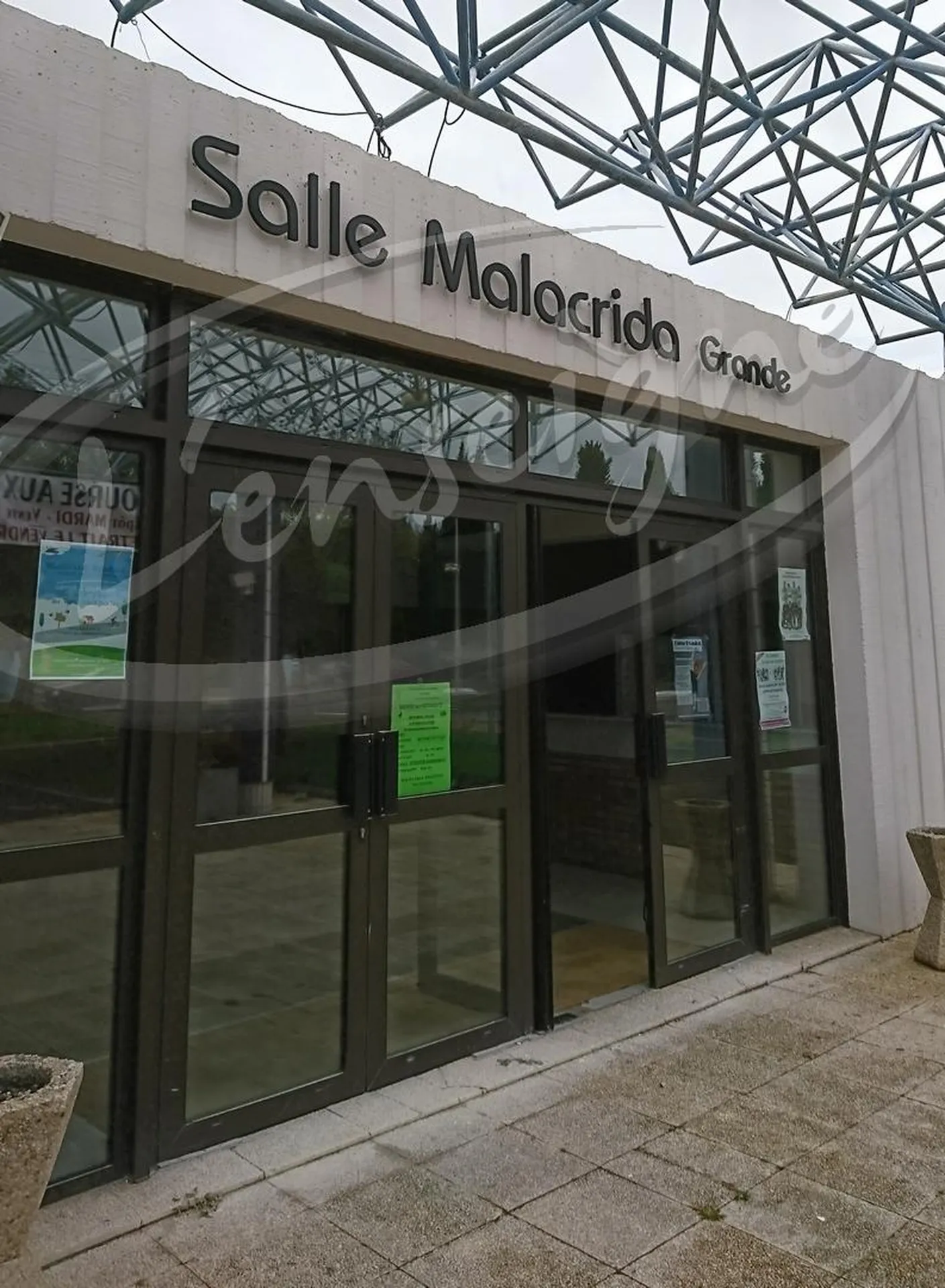 Lettres reliefs salle municipale à Pelissanne