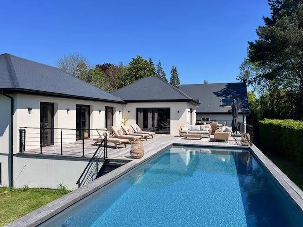 Vente d'une spacieuse Villa d'Architecte avec piscine, installée sur un jardin paysagé de 2 500 m², dans la région de Deauville 14800