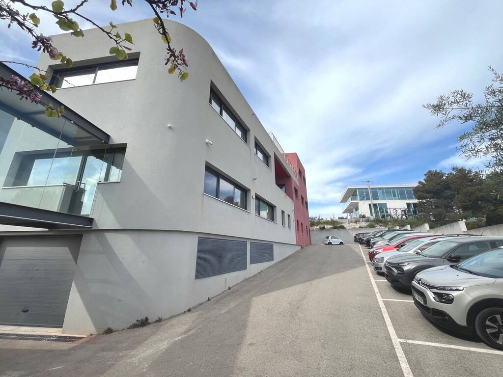 Bureaux à vendre Roquefort la Bédoule  1 000m² sur deux bâtiments