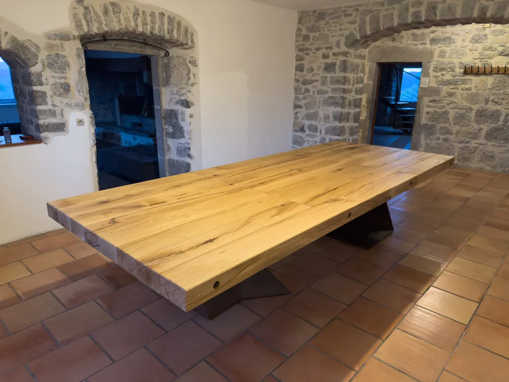 Fabrication d’une table de salle à manger sur mesure en chêne et acier pour pièce en pierre