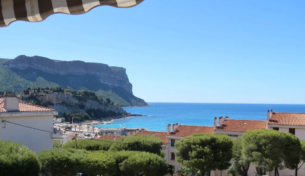 Appartement T2 Cassis dans résidence recherchée derrière le port avec terrasse vue mer et Cap Canaille 