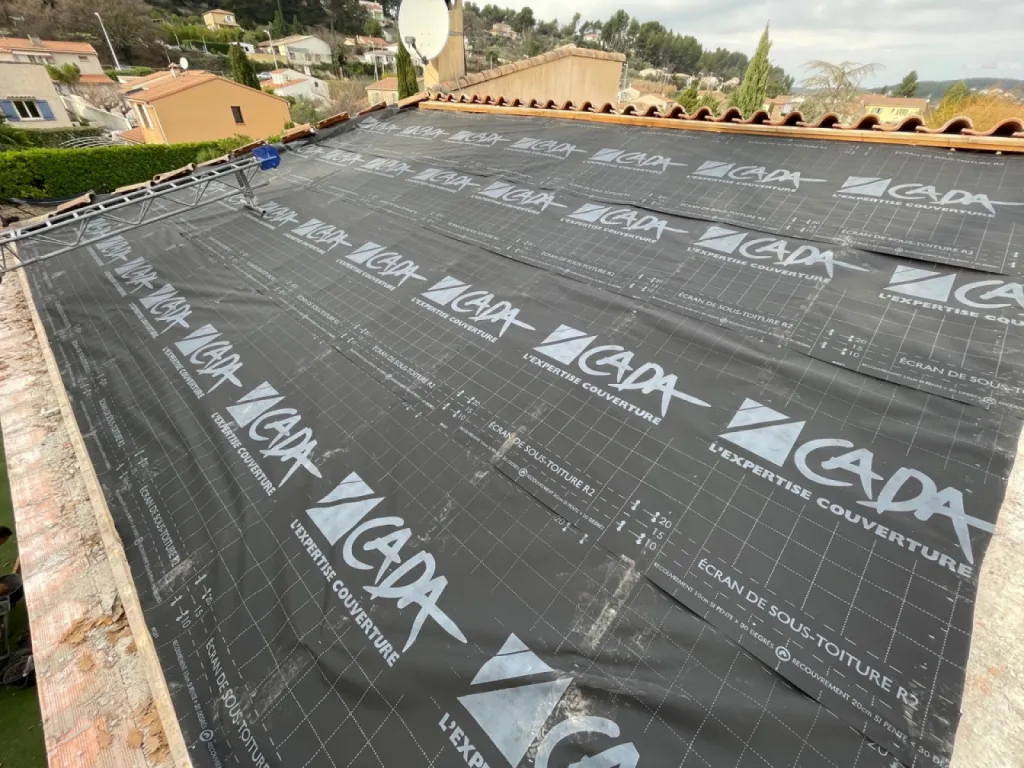 pose ecran sous toiture près de martigues