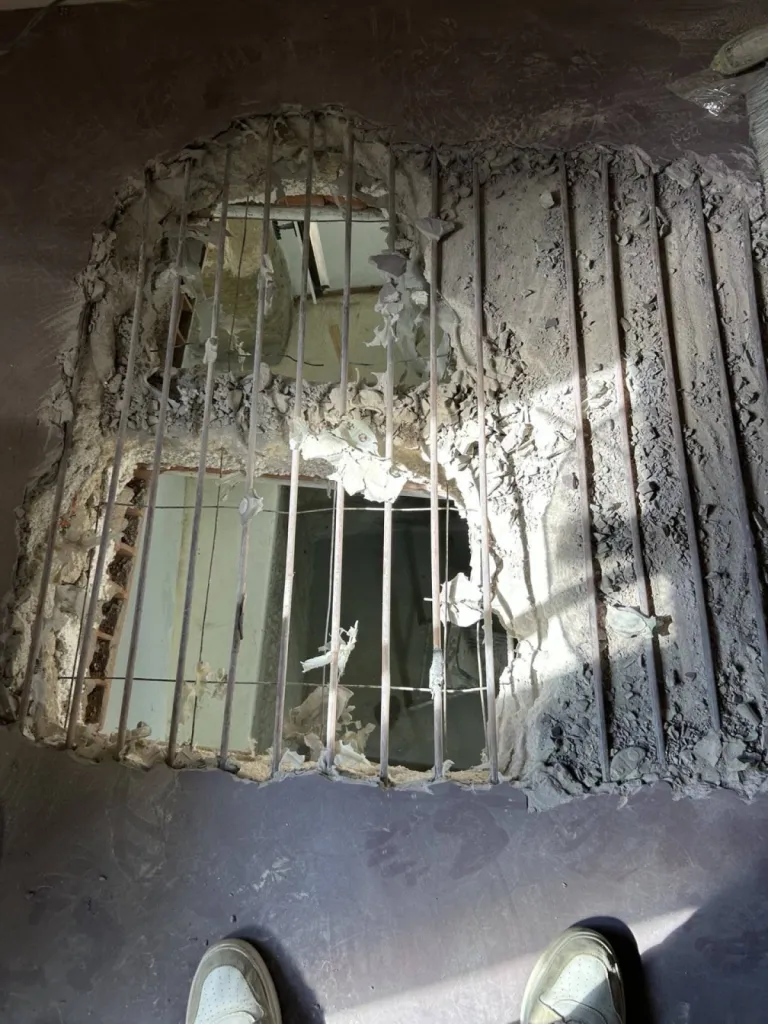 Ouverture en cours de la trémie avec chauffage au sol, pour laisser passer l'ascenseur de maison