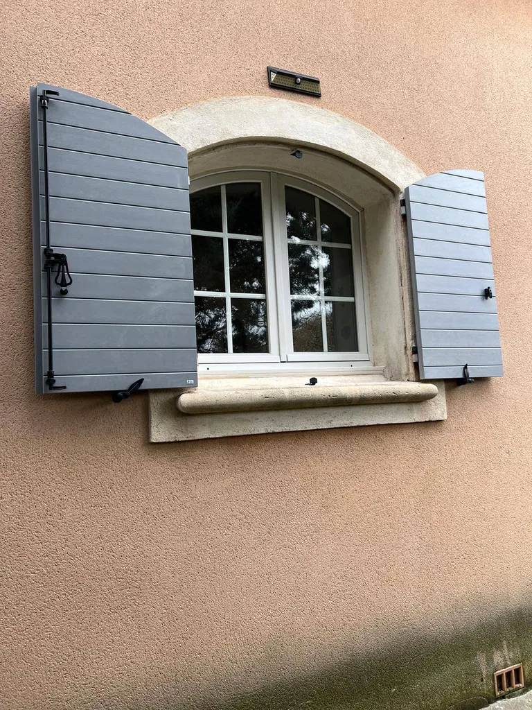 Installation de volets battants provençaux en composite sur mesure entre Nîmes et Montpellier