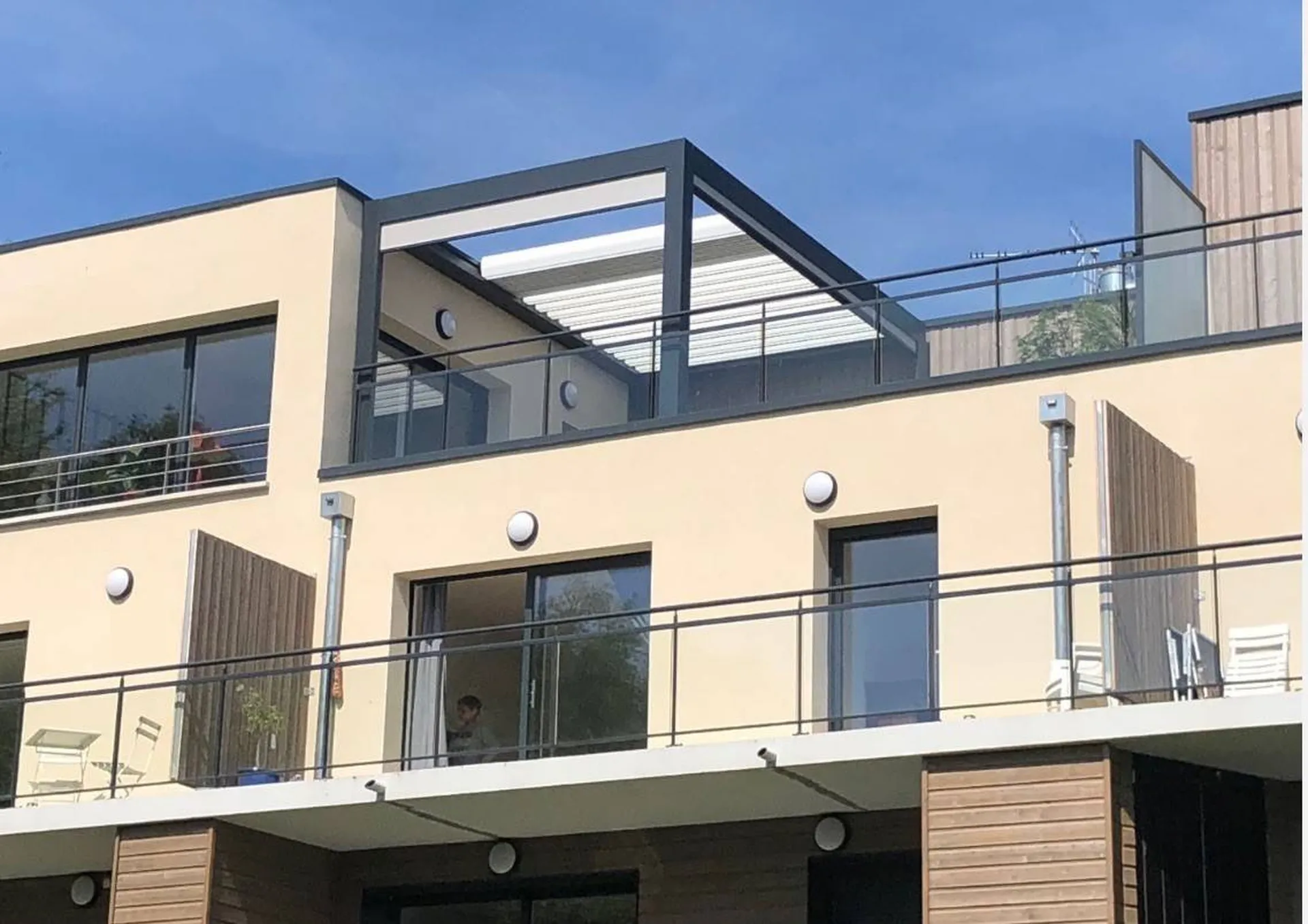 PERGOLA BIOCLIMATIQUE OPEN'R STORES MARQUISES A LA CIOTAT