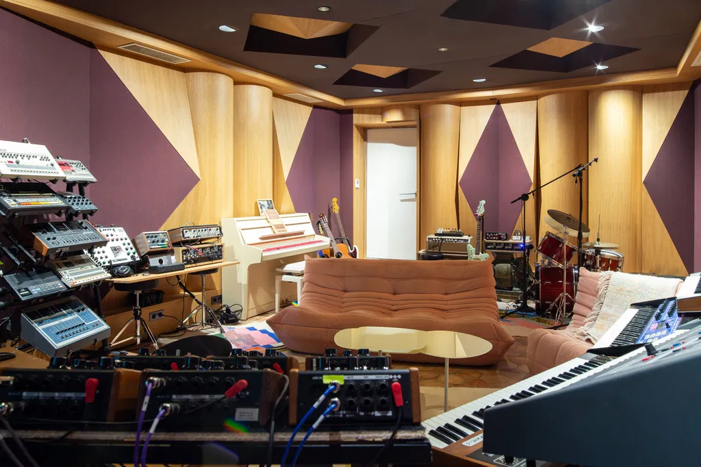 Studio Universeul à Bordeaux : AKIKO ARCHITECTURE orchestre une scénographie sonore où matériaux nobles et géométries acoustiques composent un écrin pour l’enregistrement professionnel