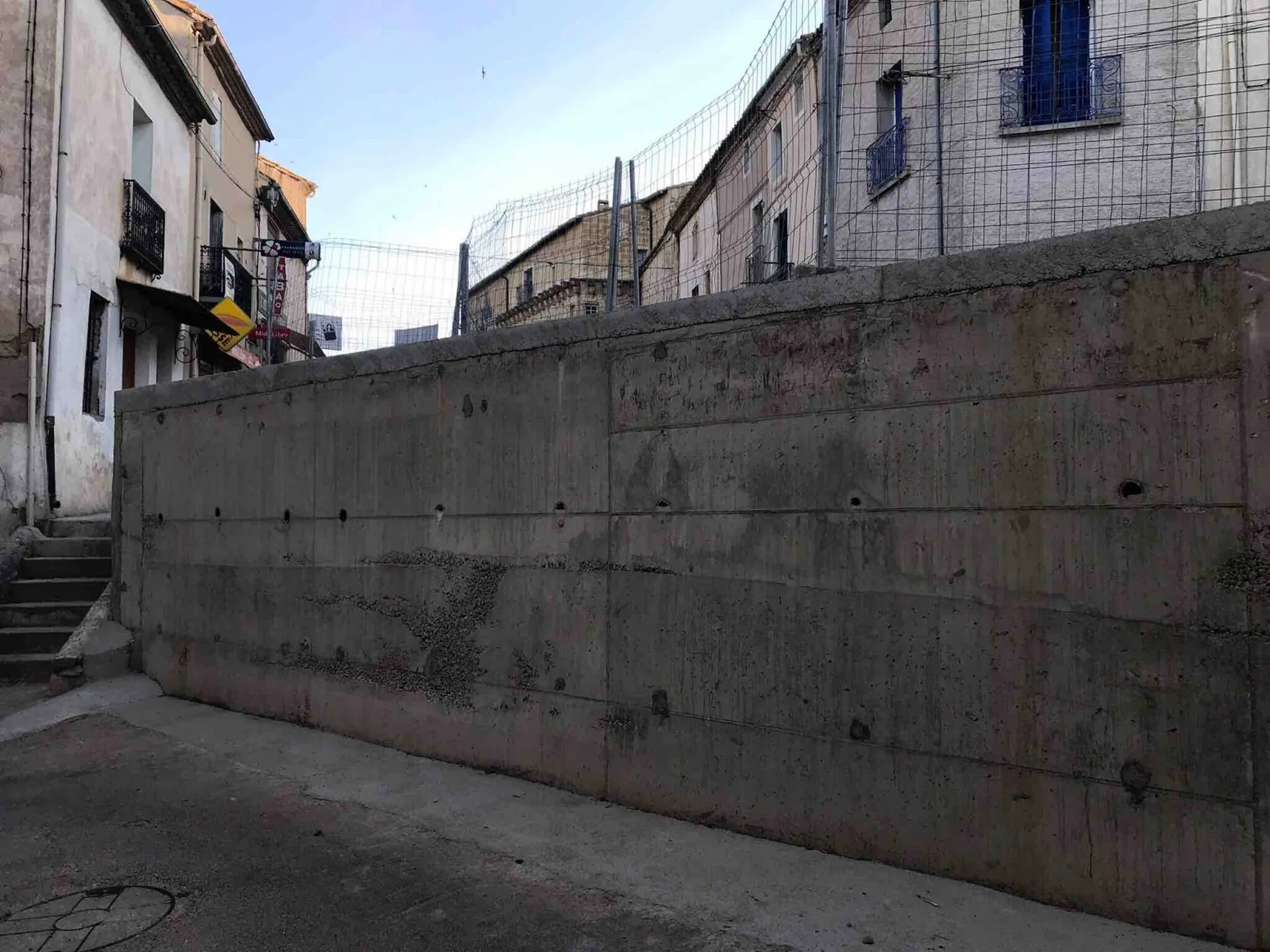 Réalisation d’un mur de soutenement en finition pierre de taille à Castelnau-de-Guers située  Béziers
