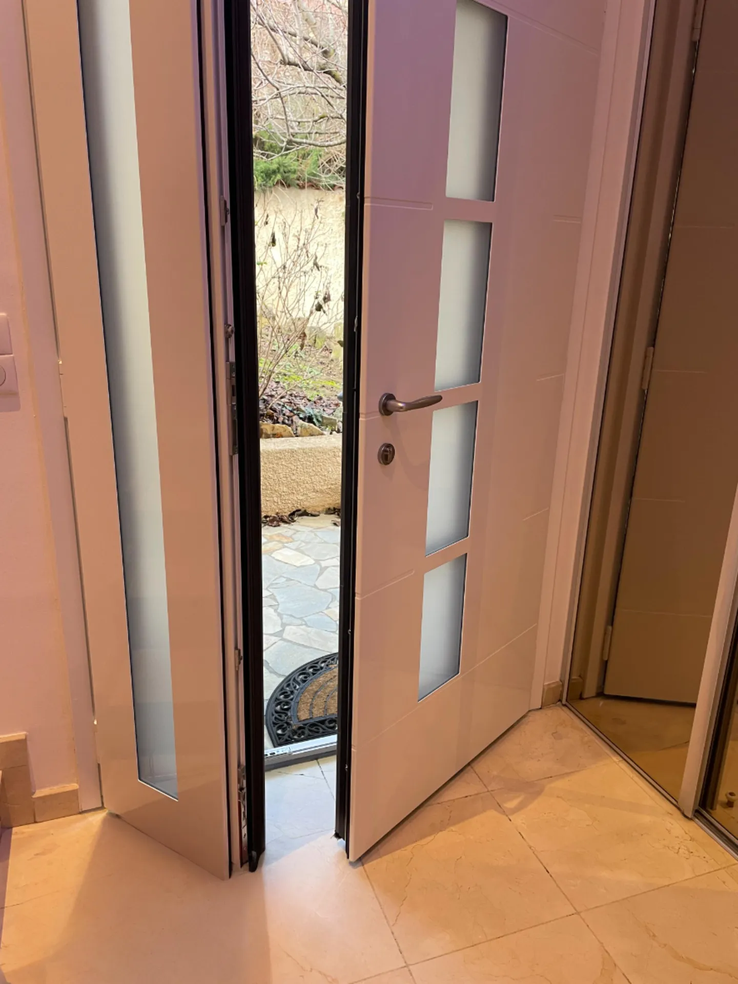 Porte d’entrée aluminium vue intérieure après remplacement offrant un meilleur confort thermique et une finition moderne