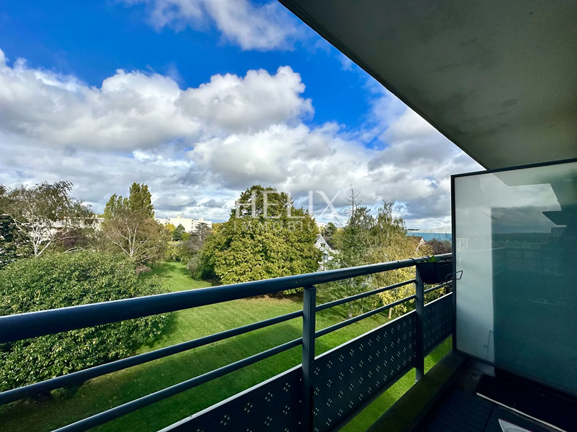 Sous compromis à Plaisir pour cet appartement de 3 pièces avec 2 chambres au dernier dernier étage de la résidence Petit Bontemps