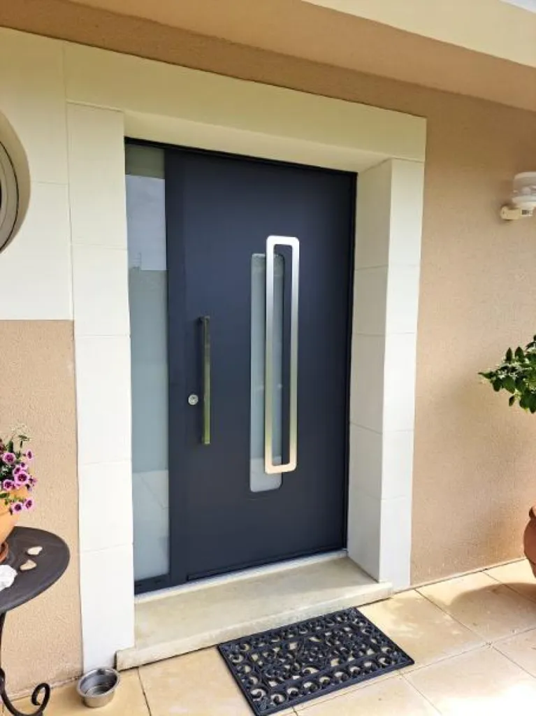 Installation d'une porte d’entrée monobloc aluminium OSMOZEN modèle BLEUET1 avec triple vitrage à Rouvres-en-Plaine en Côte d'Or
