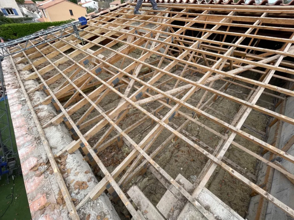 dépose des tuiles près de martigues