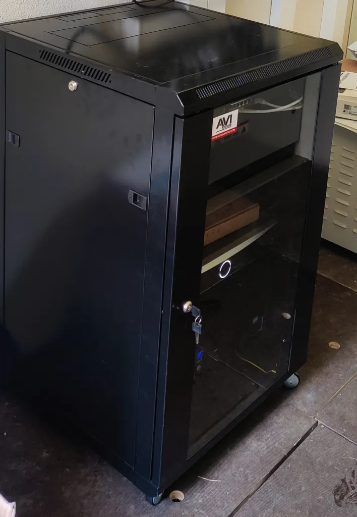 Mise en place d'un système de détection incendie avec analyse d'image par caméra thermique HIKVISION à Belleville en Beaujolais pour surveiller des panneaux solaires sur un entrepôt