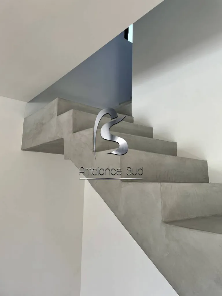 Pose béton ciré taloché sur escalier à Toulon Var 83