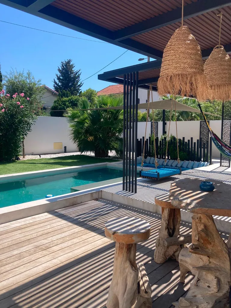 pergola en acier noir et lames de bois à Marseille Prado, poteau habillé de tôle découpée au laser