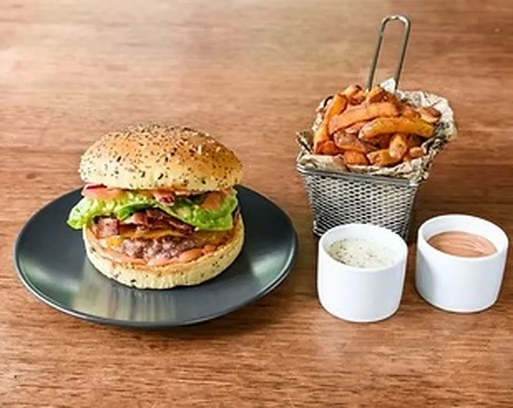 Restaurant de burgers artisanaux avec double cheddar bacon et tapas maison ambiance cinéma culte dans la zone de Sesquières à Toulouse