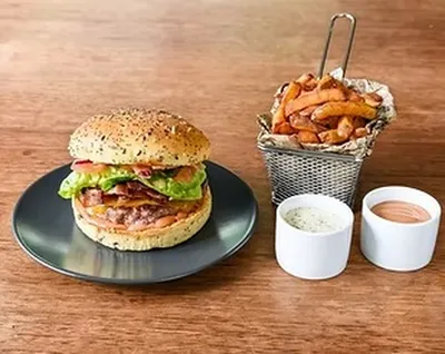 Restaurant de burgers artisanaux avec double cheddar bacon et tapas maison ambiance cinéma culte dans la zone de Sesquières à Toulouse