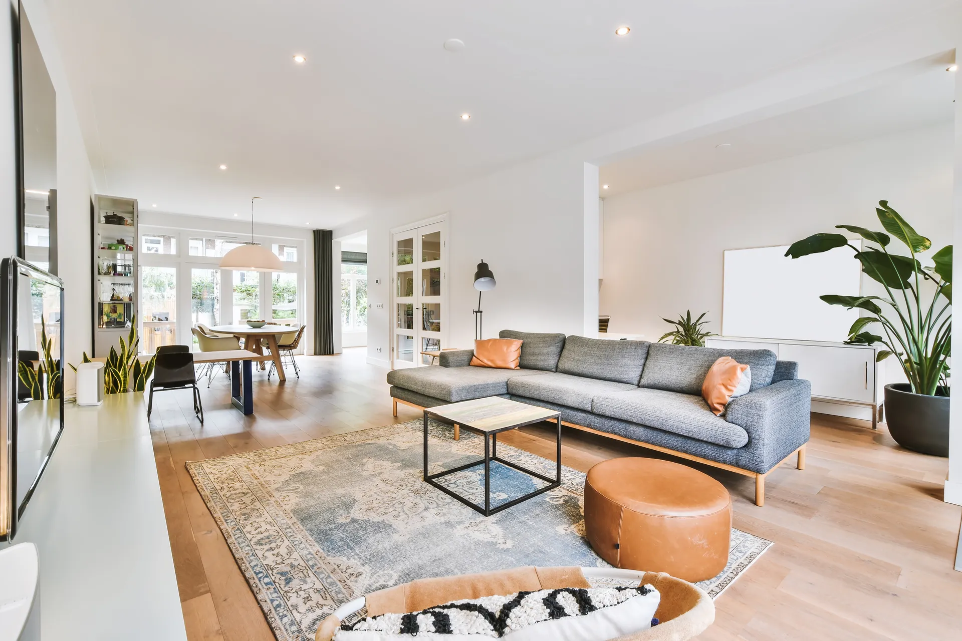Grand séjour rénové avec parquet clair et coin salon lumineux à Montrouge proche de Meudon
