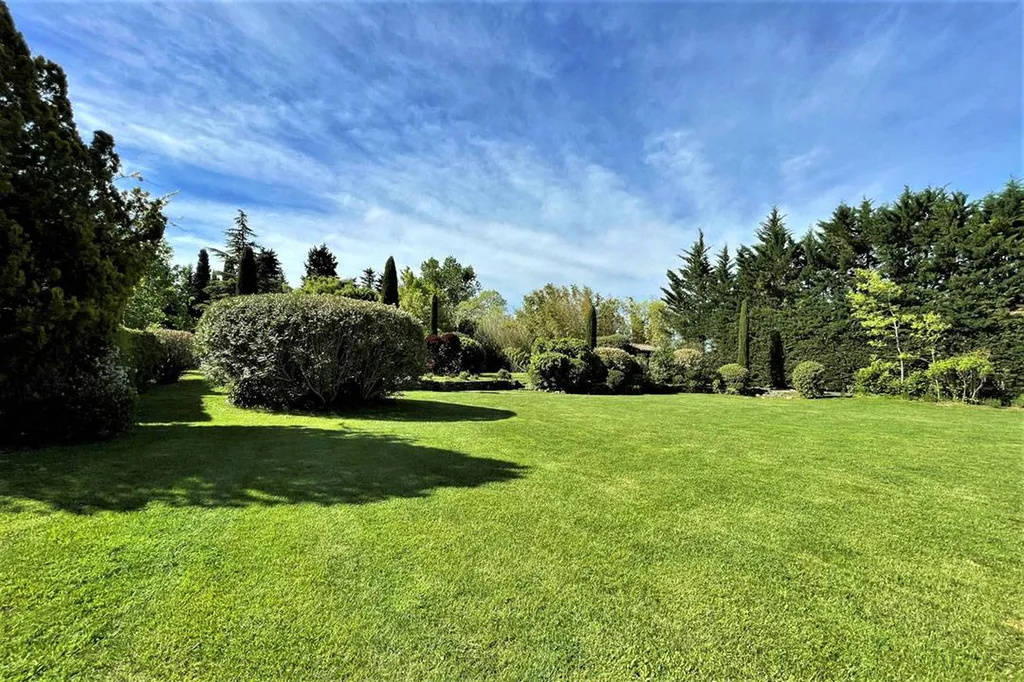 à Monteux, superbe propriété posée au coeur d'un parc de 7300m²   